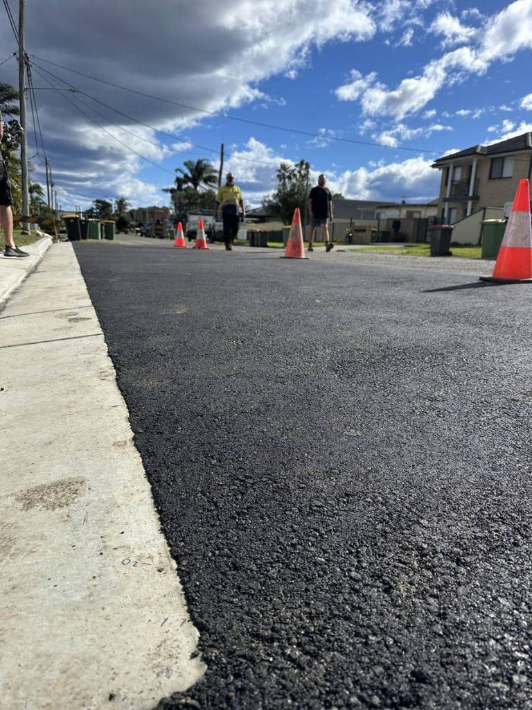 Clean asphalt join to the kerb on a new crossover